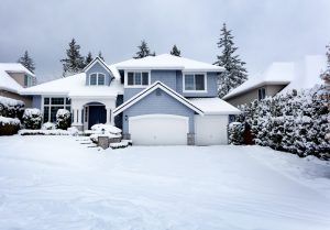 Tormenta de nieve en Estados Unidos con casa residencial y cielo oscuro en segundo plano.