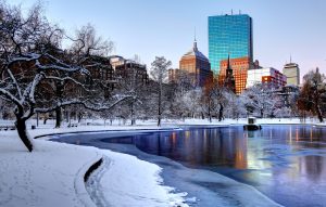 Jardín público de Boston cubierto de nieve.